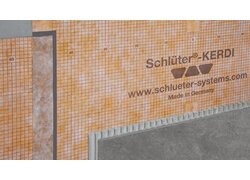 Mit Schlüter®-KERDI Abdichtungsmembran verkleidete Fläche, die für wasserdichte und langlebige Verkleidungen in Bauanwendungen konzipiert ist.