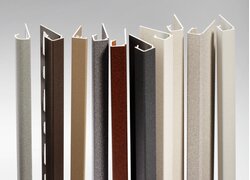 Mehrere Fliesenprofile, L-Form, verschiedene Farben.