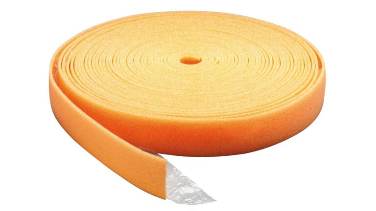 Eine orangefarbene Rolle Schlüter-BEKOTEC-BRS Randstreifen aus geschlossenzelligem Polyethylenschaum mit integriertem Folienfuß.