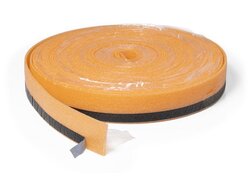 Eine orangefarbene Rolle Schlüter-BEKOTEC-BRS  Randstreifen aus geschlossenzelligem Polyethylenschaum mit integriertem Folienfuß.