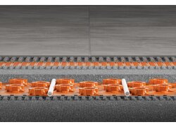 Estrichnoppenplatte aus druckstabiler Polystyrol-Tiefziehfolie, die rückseitig mit einem Trägervlies versehen
