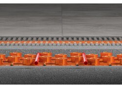 Estrichnoppenplatte aus druckstabiler Polystyrol-Tiefziehfolie, die rückseitig mit einer 5 mm Trittschalldämmung versehen ist