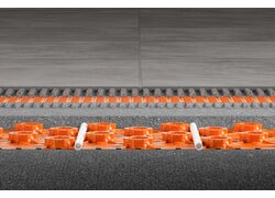 Estrichnoppenplatte aus druckstabiler Polystyrol-Tiefziehfolie, die rückseitig selbstklebend ist