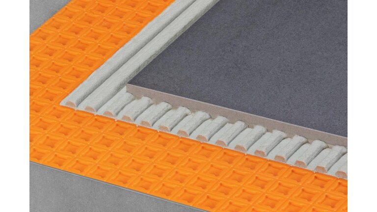 Polypropylenbahn mit einem Easycut-Schneidraster sowie hinterschnittenen quadratischen Vertiefungen im Easyfill-Design