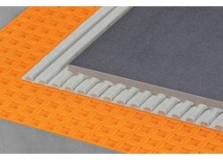 Polypropylenbahn mit einem Easycut-Schneidraster sowie hinterschnittenen quadratischen Vertiefungen im Easyfill-Design