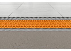 Abdichtungs- und Entkopplungsmatte für Fliesenbeläge aus einer rissüberbrückenden Polypropylen-Folie mit hinterschnittenen quadratischen Vertiefungen im Easyfill-Design.