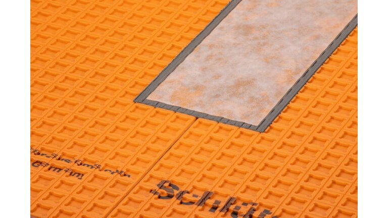 Ausschnitt eines Bodens mit einer orange gefärbten Entkopplungsmatte der Firma Schlüter