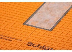 Ausschnitt eines Bodens mit einer orange gefärbten Entkopplungsmatte der Firma Schlüter