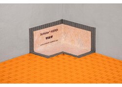 Abdichtungsecken aus Polyethylen-Folie mit beidseitig eingebundenem Vliesgewebe auf einer orangefarbenen Entkopplungsmatte der Firma Schlüter.