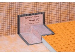 Abdichtungsecken aus Polyethylen-Folie mit beidseitig eingebundenem Vliesgewebe auf einer orangefarbenen Entkopplungsmatte der Firma Schlüter.