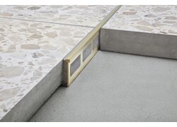 Messingprofil als Übergangsschiene zwischen Terrazzo-Fliesen