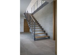 Moderne Treppe aus Holz und Metallgeländer.