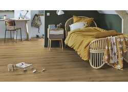 Gemütliches Kinderzimmer mit Holzoptikboden
