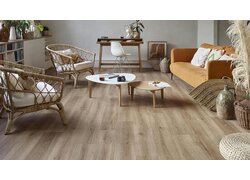 Modernes Wohnzimmer mit Holzdekorboden