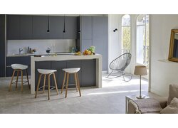 Moderne Küche mit heller Bodenfliese