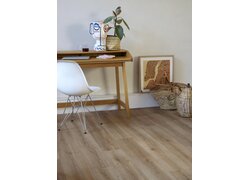 Schreibtischbereich mit Holzoptikboden