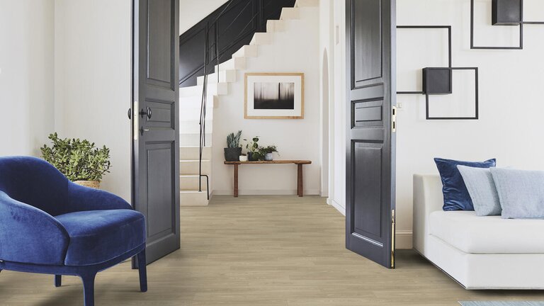 Eleganter Raum mit Naturbodenbelag