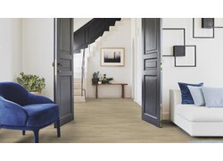 Eleganter Raum mit Naturbodenbelag