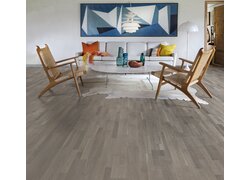 Mattes graubraunes Holzboden-Wohnzimmer.