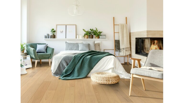 Savo Top Endgeölt Hauptbild Helles, modernes Schlafzimmer mit Holzfußboden.