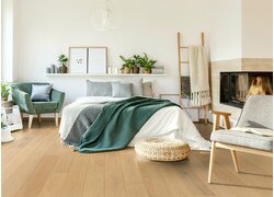 Helles, modernes Schlafzimmer mit Holzfußboden.
