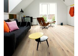 Sofa, Holzfußboden, Sessel, bunte Möbelstücke.