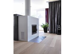 Modernes Wohnzimmer mit Kamin und Lautsprecher.