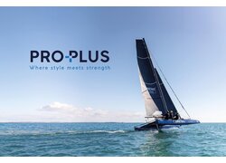 Segelkatamaran auf Meer, Schriftzug 'PRO-PLUS'.