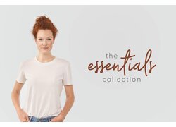 Rothaarige Frau, weißes Shirt, Schriftzug.
