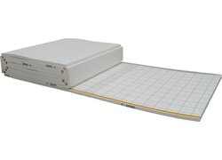 EPS Hartschaumplatte mit aufkaschierter Gewebehaftfolie, mit Klebeband an der Längsseite und Rasterdruck 100x100mm.