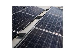 VAEPLAN Solar Dachbahnen auf einem Flachdach unterhalb von Solaranlagen