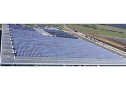 Ein großes Dach einer Industriehalle mit Solaranlagen und darunter VAEPLAN Solar Dachbahnen