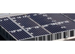 Eine große Industriehalle mit VAEPLAN Solar Dachbahnen und Solaranlagen darauf