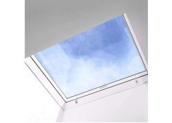 Innenansicht eines flachen Dachfensters mit Klarglas.