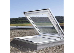 Flachdachfenster mit Klarglas, geöffnet – Außenansicht.