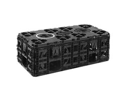 Schwarzer, rechteckiger Kunststoff-Versickerungsmodul-Speicherblock vor Weiß.