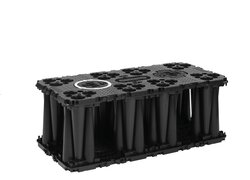 Schwarzer Kunststoff-Versickerungsmodul-Speicherblock mit Stützen vor Weiß.