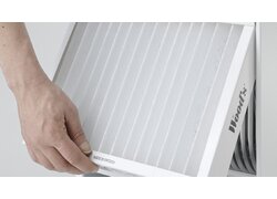Luftfiltereinsatz von Hand entnommen – Detailaufnahme