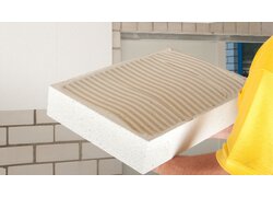 Dämmplatte mit aufgetragener Klebemörtelschicht