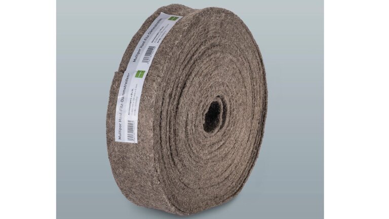 Rolle aus Hanffilz neben weißer Dämmplatte