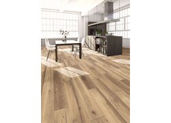 Moderne Küche mit Holzfußboden, Glastisch, weißen Stühlen und großen Fenstern.