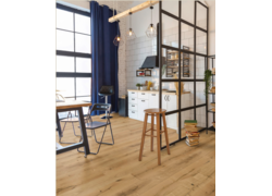 Moderne Küche im Loftstil mit hellem Parkettboden. (Akropolis)