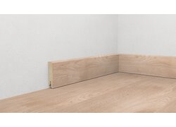 Holzfußbodenoptik mit Holzsockelleiste in Ecke.