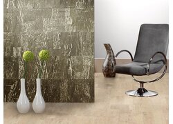 Grauer Sessel, Chromarmlehnen, Vasen mit grünen Kugeln.