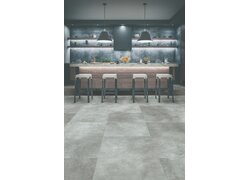 Moderne Küche mit grauem Boden, Barhockern und eleganter Beleuchtung.