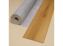 Rolle Unterlagsvlies neben Holz-Diele auf Boden.