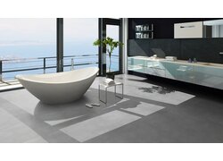 Modernes Badezimmer mit Badewanne und Meerblick.