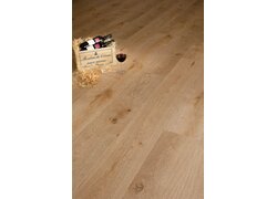 Vinyl Hydro Boden: Holzoptik, Weinkiste, Weinglas.