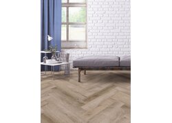 Helles Parkett, graues Sofa, weißer Ziegelstein.