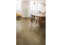 Helles Holzparkett, bunte Stühle, retro Kühlschrank.